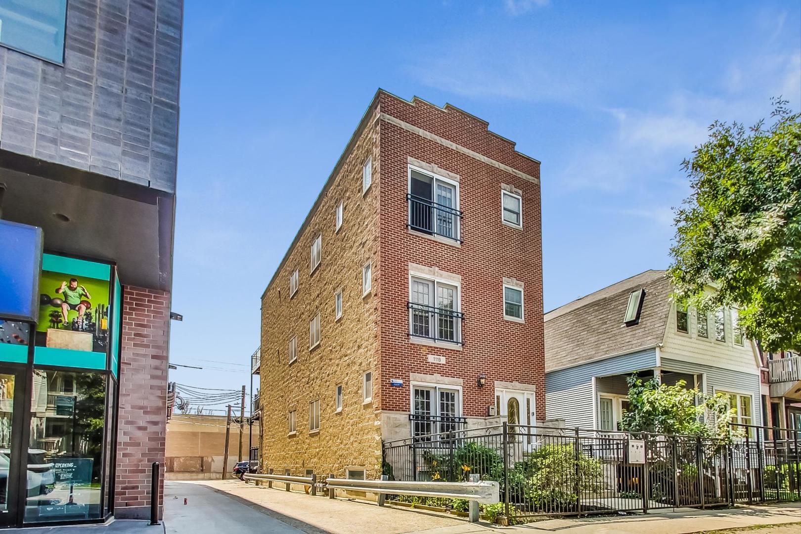 1119 West Addison Street Chicago, IL 60613 - Photo 2 of 36 a front view of a building