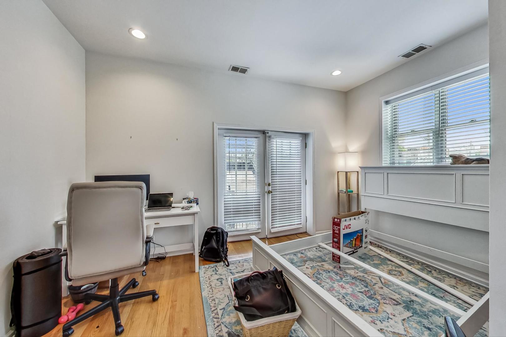 1119 West Addison Street Chicago, IL 60613 - Photo 29 of 36 a workspace with furniture and window