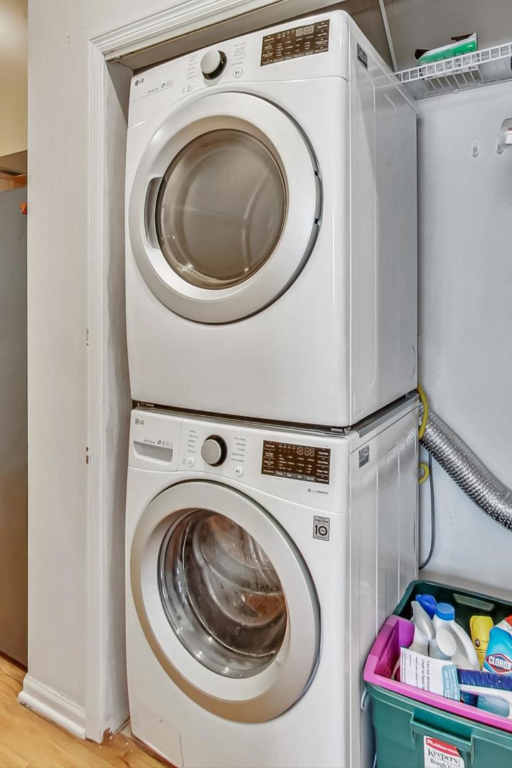 1119 West Addison Street Chicago, IL 60613 - Photo 33 of 36 a utility room with dryer and washer