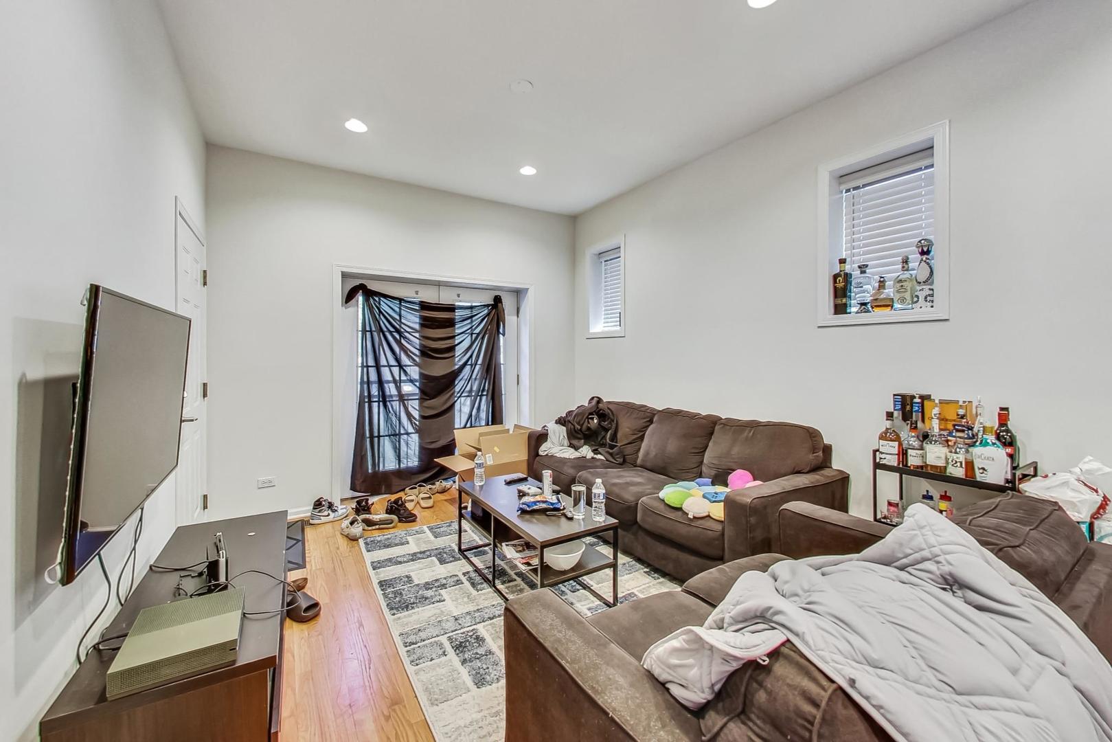 1119 West Addison Street Chicago, IL 60613 - Photo 4 of 36 a living room with furniture and a flat screen tv