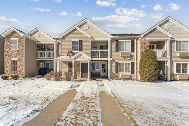 $195,000 | 1613 Silverstone Drive, Unit 1613, Carpentersville, IL 60110