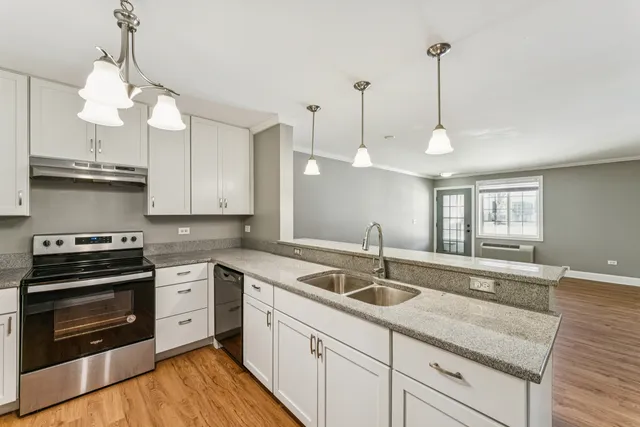 $195,000 | 1613 Silverstone Drive, Unit 1613, Carpentersville, IL 60110