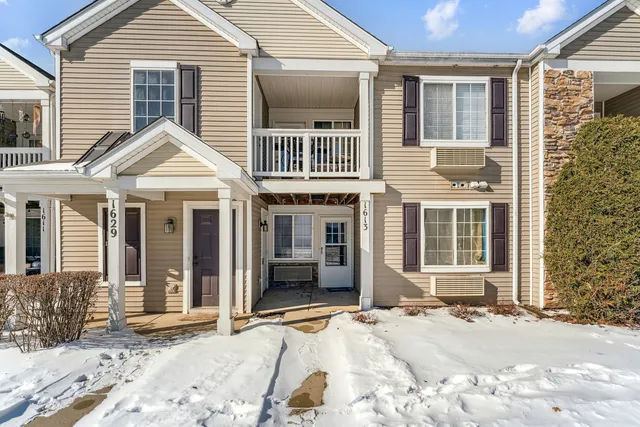 $195,000 | 1613 Silverstone Drive, Unit 1613, Carpentersville, IL 60110