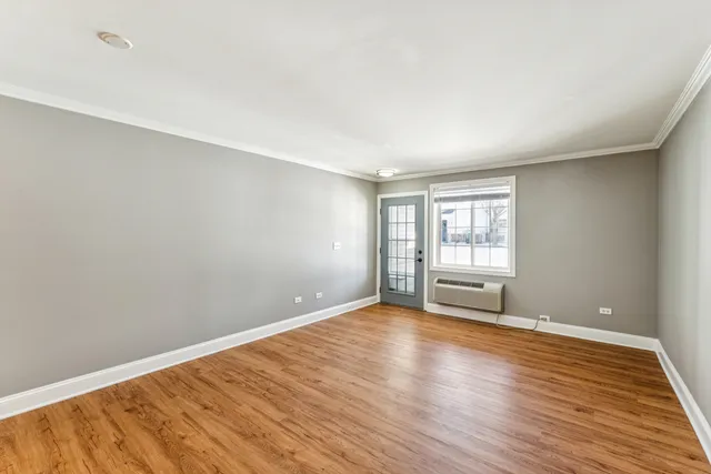 $195,000 | 1613 Silverstone Drive, Unit 1613, Carpentersville, IL 60110