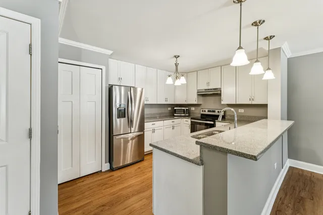 $195,000 | 1613 Silverstone Drive, Unit 1613, Carpentersville, IL 60110