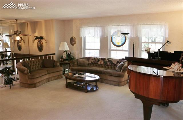 4527 Ridgeglen Road Colorado Springs, CO 80918 - Photo 4 of 35