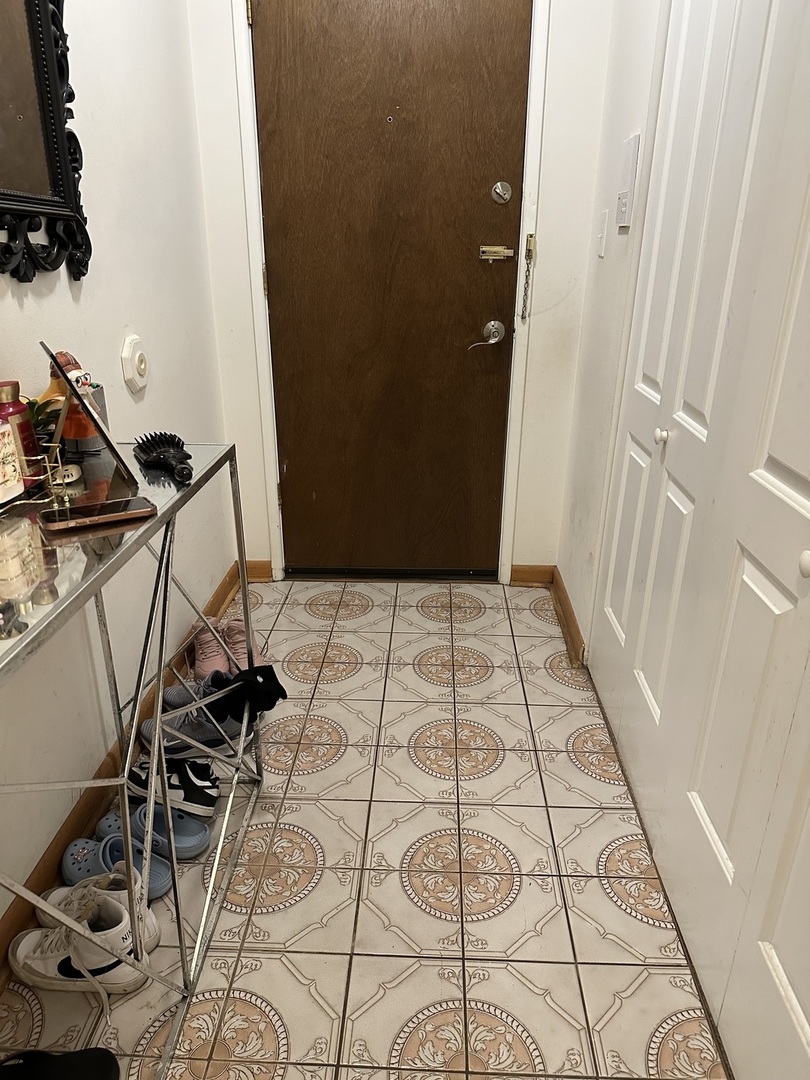 3609 Central Road, Unit 302 Glenview, IL 60025 - Photo 13 of 15 a view of a room with gym equipment