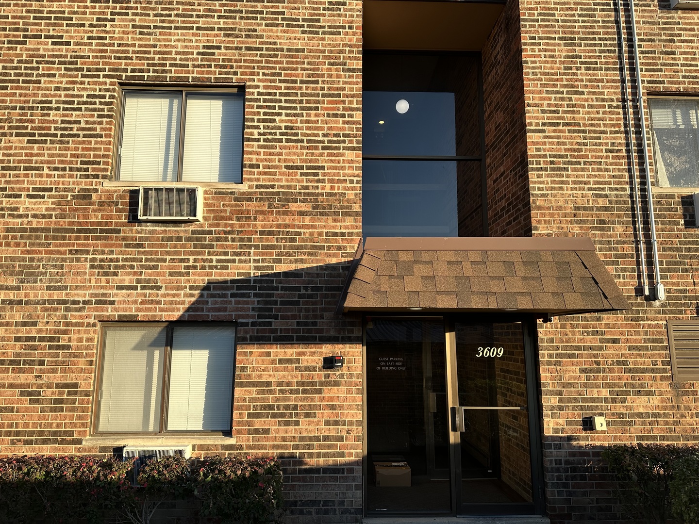 3609 Central Road, Unit 302 Glenview, IL 60025 - Photo 2 of 15 a front view of a house