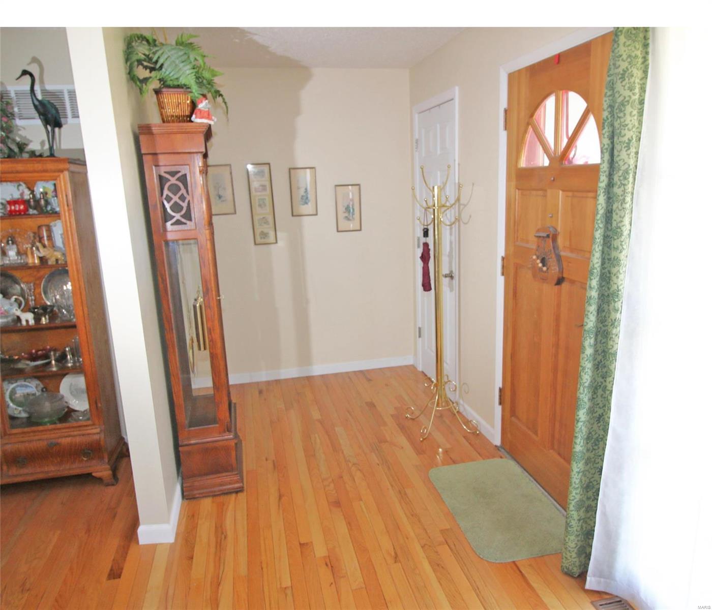 353 Baxter Road Ballwin, MO 63011 - Photo 2 of 19 Gallery Image 2