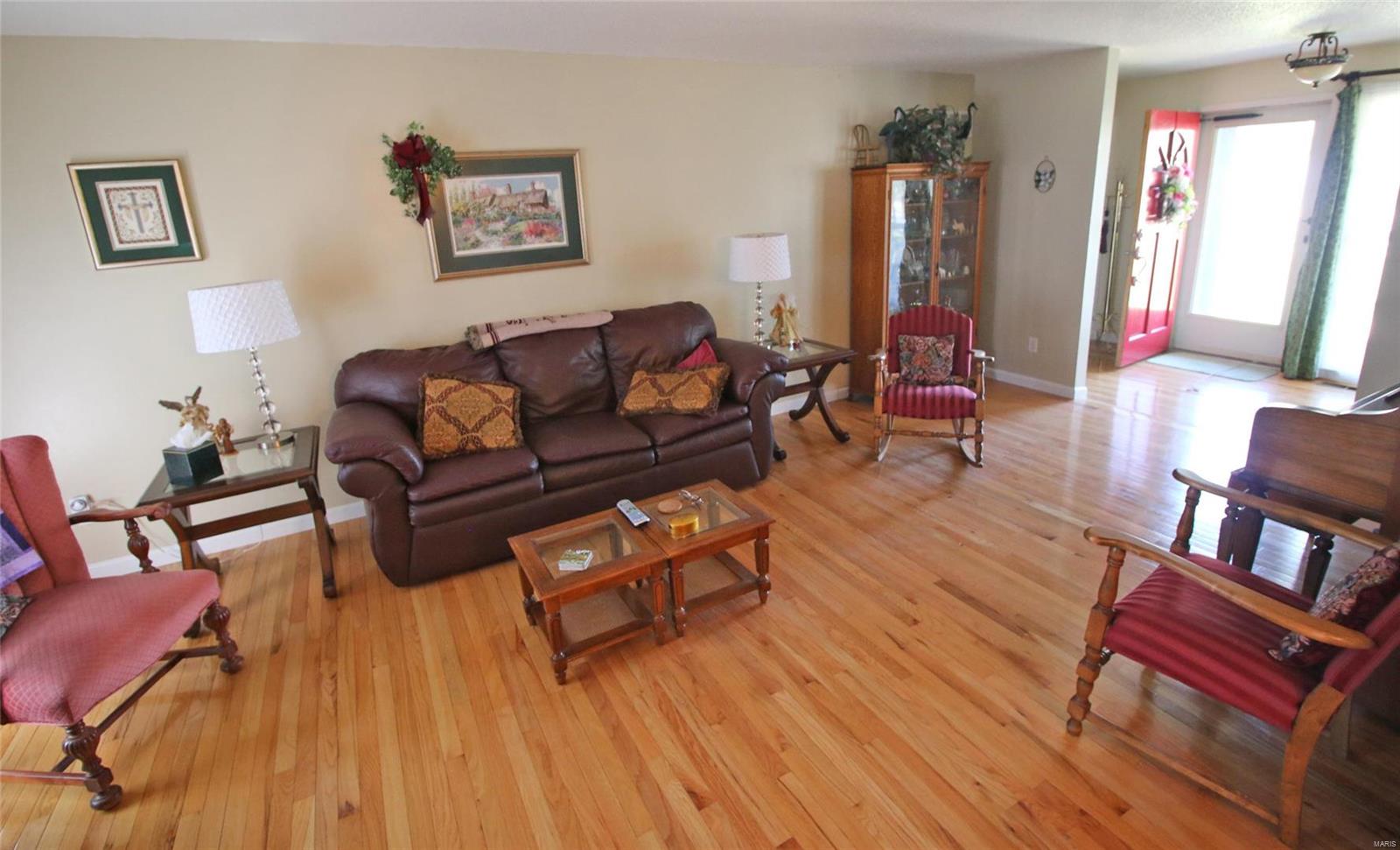 353 Baxter Road Ballwin, MO 63011 - Photo 3 of 19 Gallery Image 3