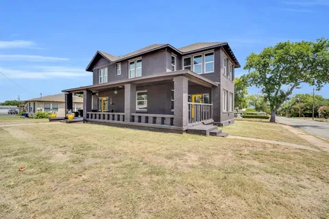 $395,000 | 805 East Wise Street, Bowie, TX 76230