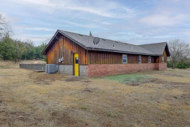 $204,900 | 1902 Winfield Avenue, Winfield, KS 67156