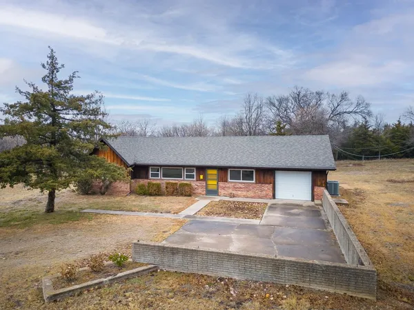 $204,900 | 1902 Winfield Avenue, Winfield, KS 67156