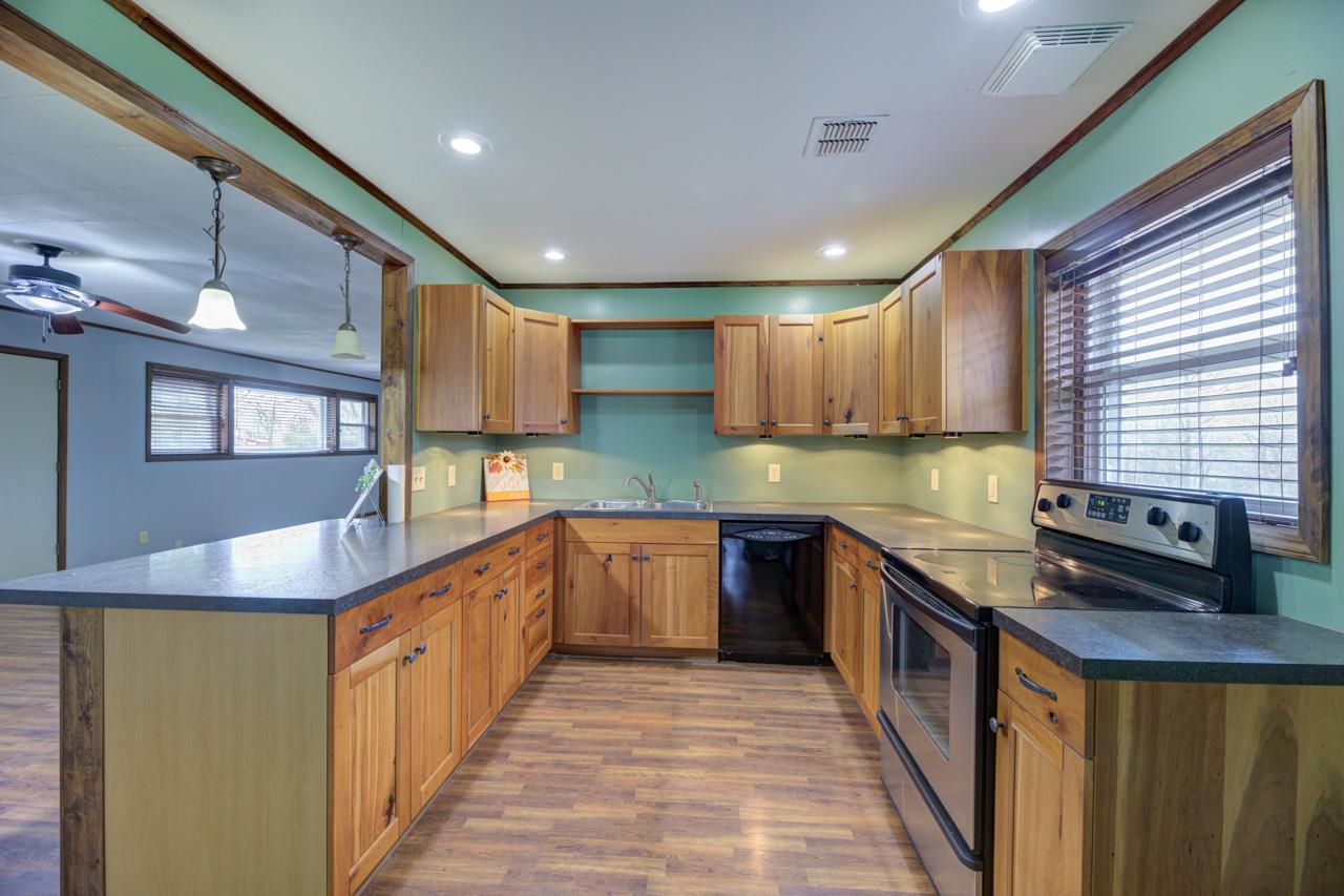 1902 Winfield Avenue Winfield, KS 67156 - Photo 6 of 36