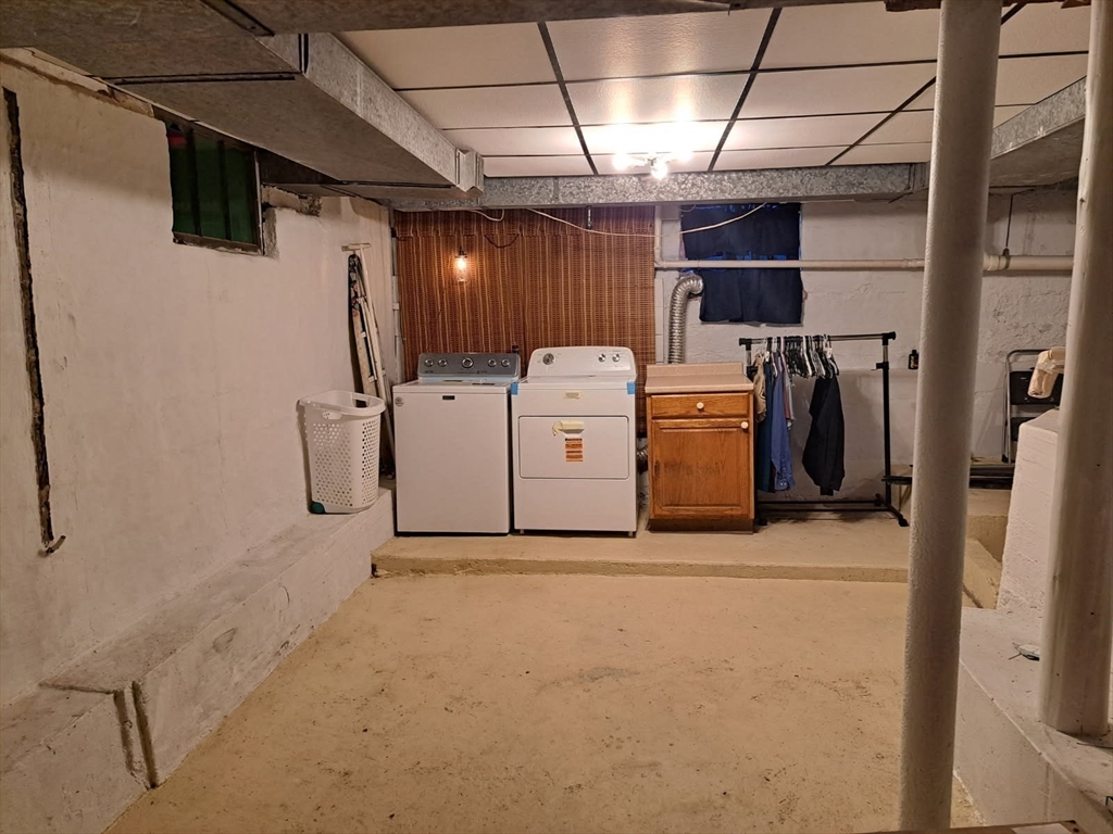 340 Lake Avenue Worcester, MA 01604 - Photo 36 of 37 a utility room with dryer and washer