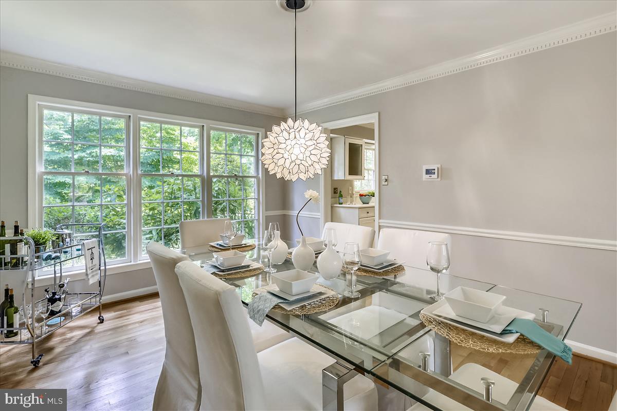 9801 Brookford Road Potomac, MD 20854 - Photo 11 of 82 Dining room