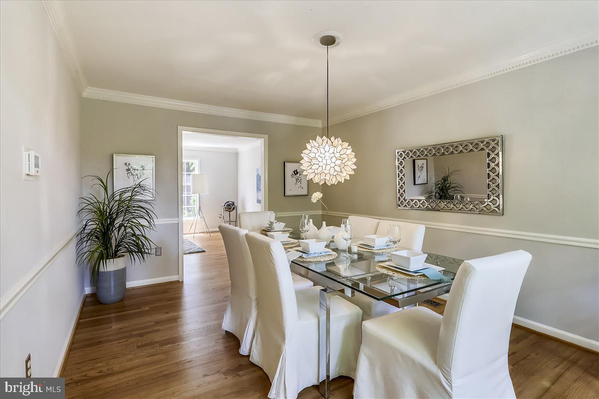 9801 Brookford Road Potomac, MD 20854 - Photo 12 of 82 Dining room