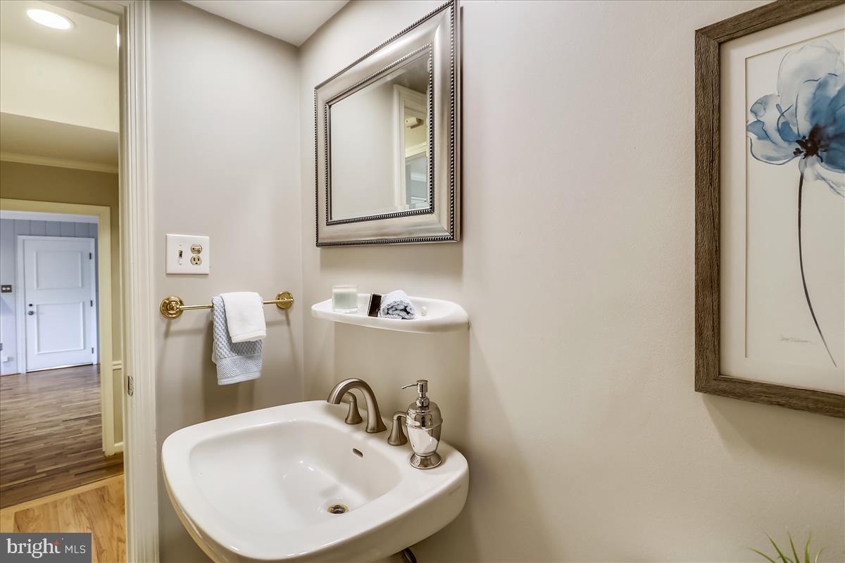 9801 Brookford Road Potomac, MD 20854 - Photo 16 of 82 Powder room