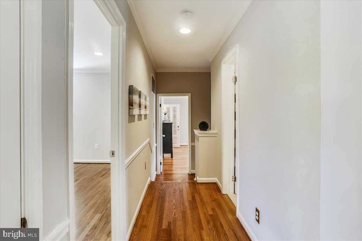 9801 Brookford Road Potomac, MD 20854 - Photo 32 of 82 Hallway