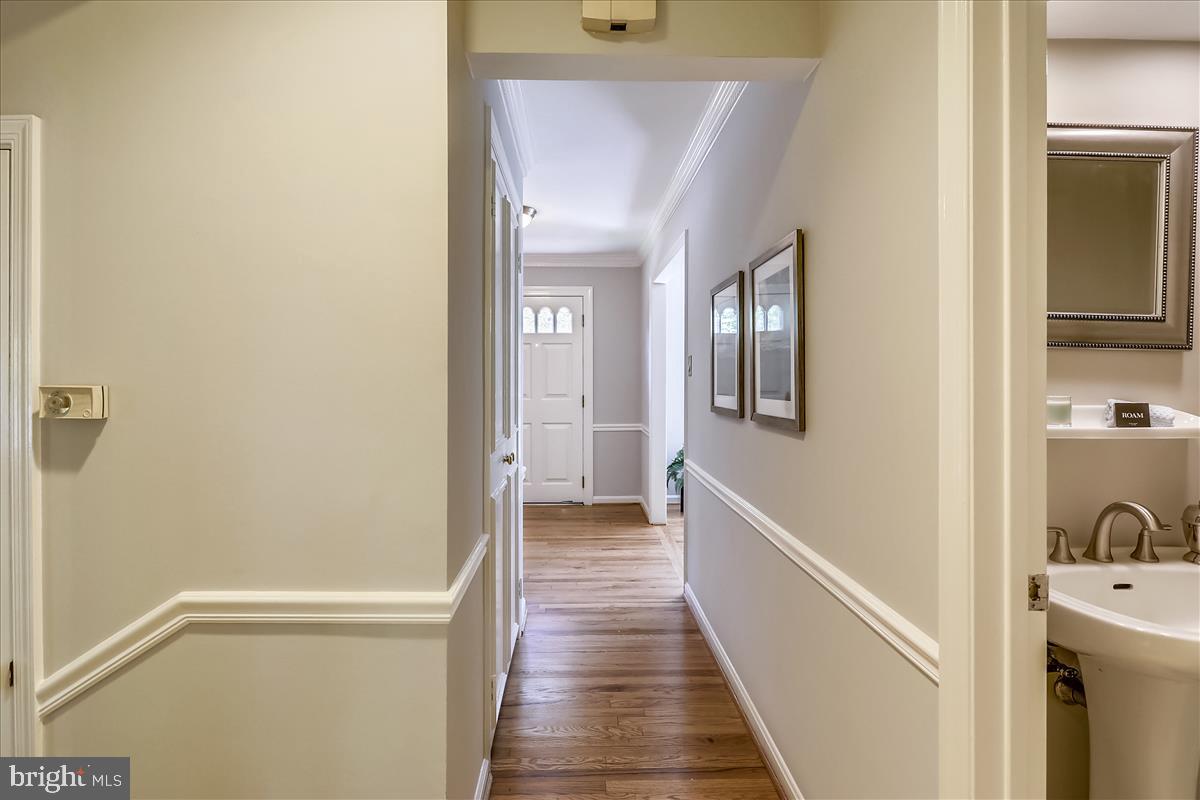 9801 Brookford Road Potomac, MD 20854 - Photo 43 of 82 Hallway