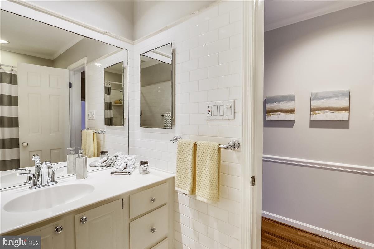 9801 Brookford Road Potomac, MD 20854 - Photo 44 of 82 Hallway bathroom
