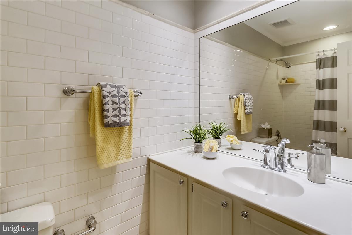 9801 Brookford Road Potomac, MD 20854 - Photo 45 of 82 Hallway bathroom