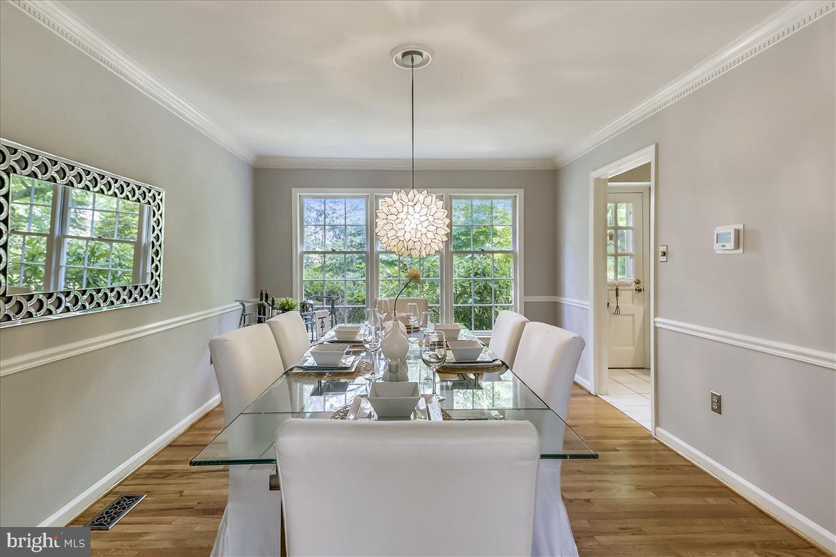 9801 Brookford Road Potomac, MD 20854 - Photo 10 of 82 Dining room