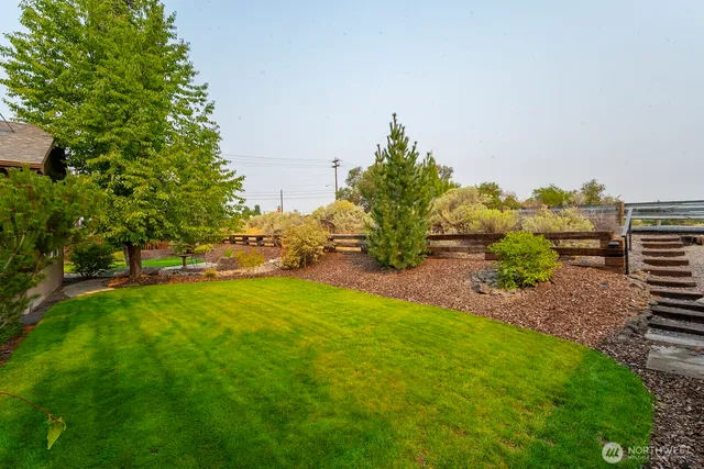 a view of a yard with a house