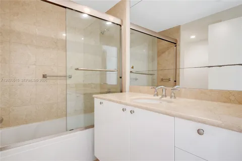$5,900 | 901 Brickell Key Boulevard, Unit 609, Miami, FL 33131