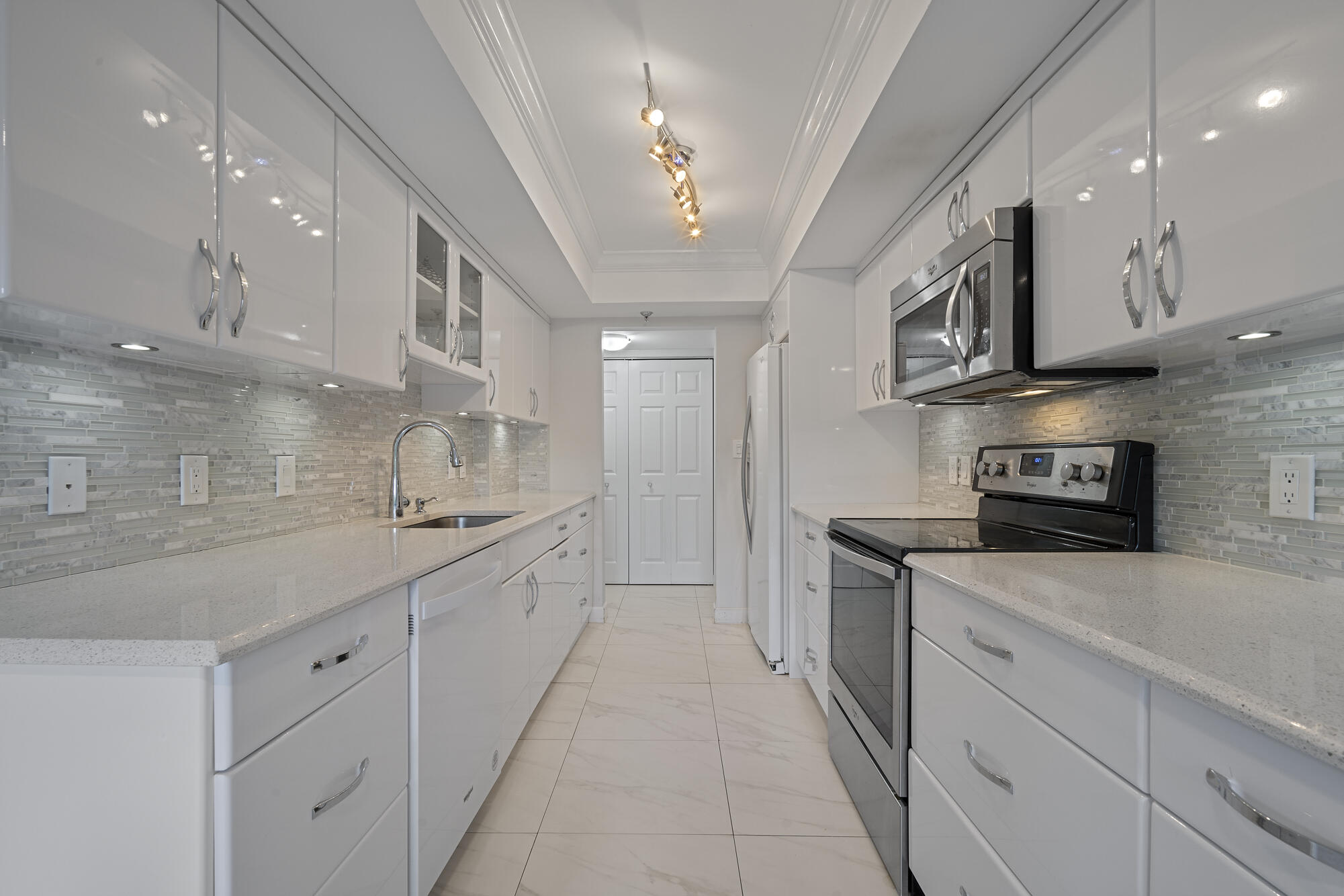 20080 Boca W Drive, Unit 447 Boca Raton, FL 33434 - Photo 8 of 110 Kitchen w/ Glass Mosaic Tile Backsplash