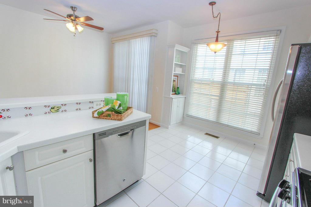 6035 Riddle Walk Alexandria, VA 22312 - Photo 5 of 30 Kitchen