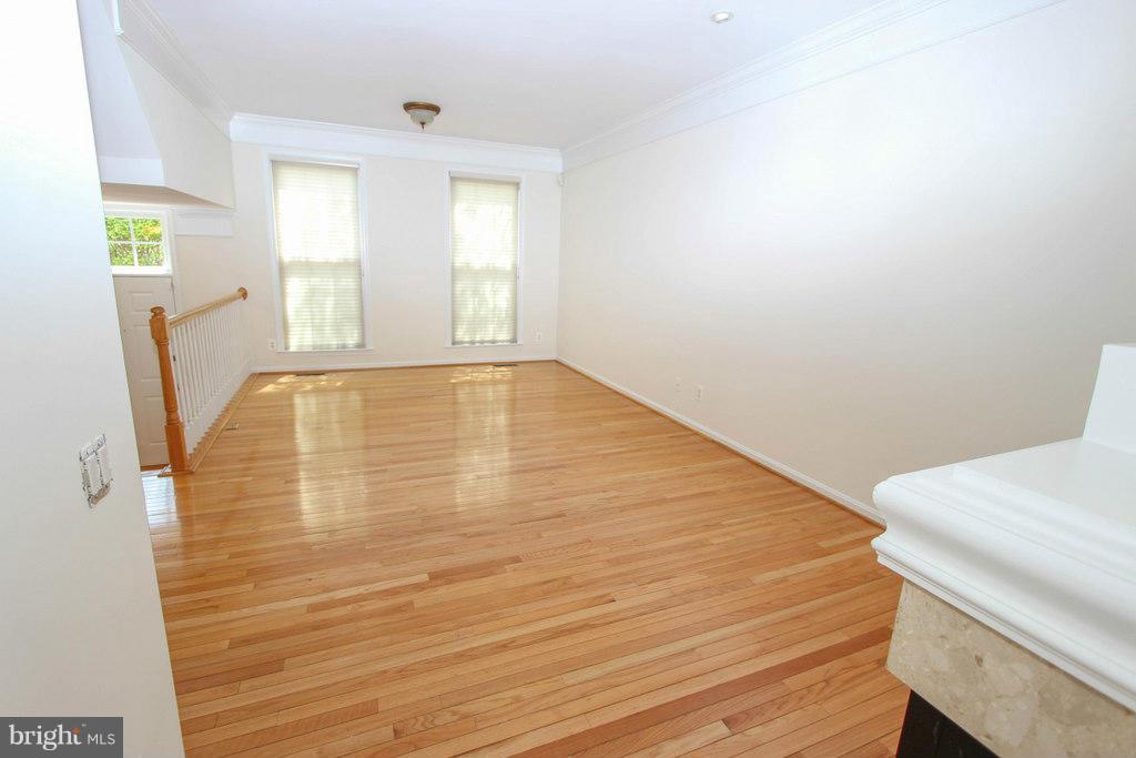 6035 Riddle Walk Alexandria, VA 22312 - Photo 8 of 30 Family Room