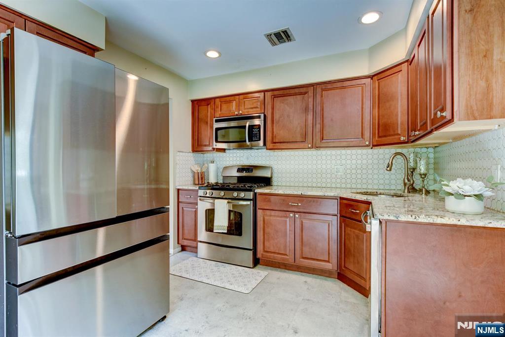 17 Independence Way Rockaway, NJ 07866 - Photo 25 of 48