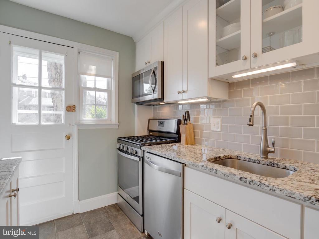 1623 Aberdeen Road Baltimore, MD 21286 - Photo 15 of 36 Dimmable under cabinet lighting