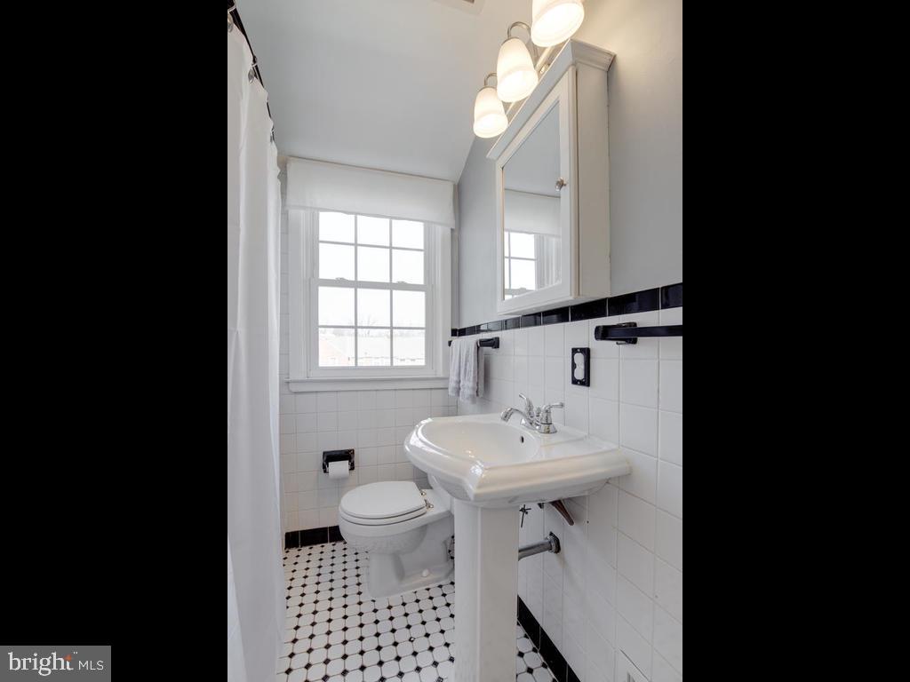 1623 Aberdeen Road Baltimore, MD 21286 - Photo 26 of 36 Full bathroom with tub/shower