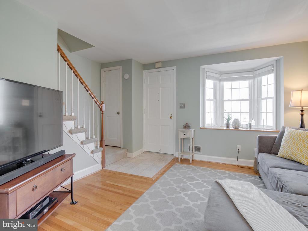 1623 Aberdeen Road Baltimore, MD 21286 - Photo 4 of 36 Bay window works as additional display space