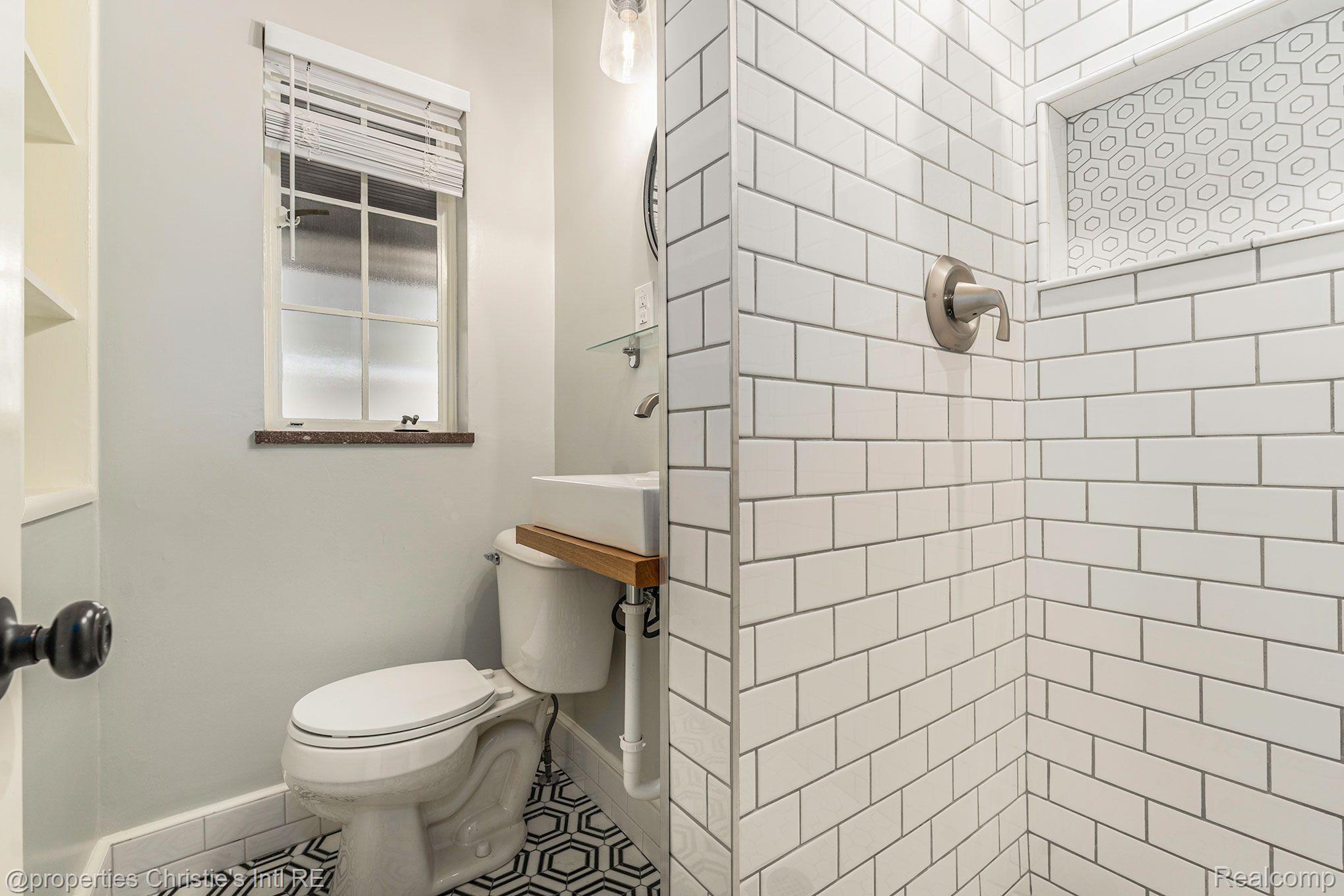 302 Moran Road Grosse Pointe, MI 48236 - Photo 11 of 38 Gallery Image 11
