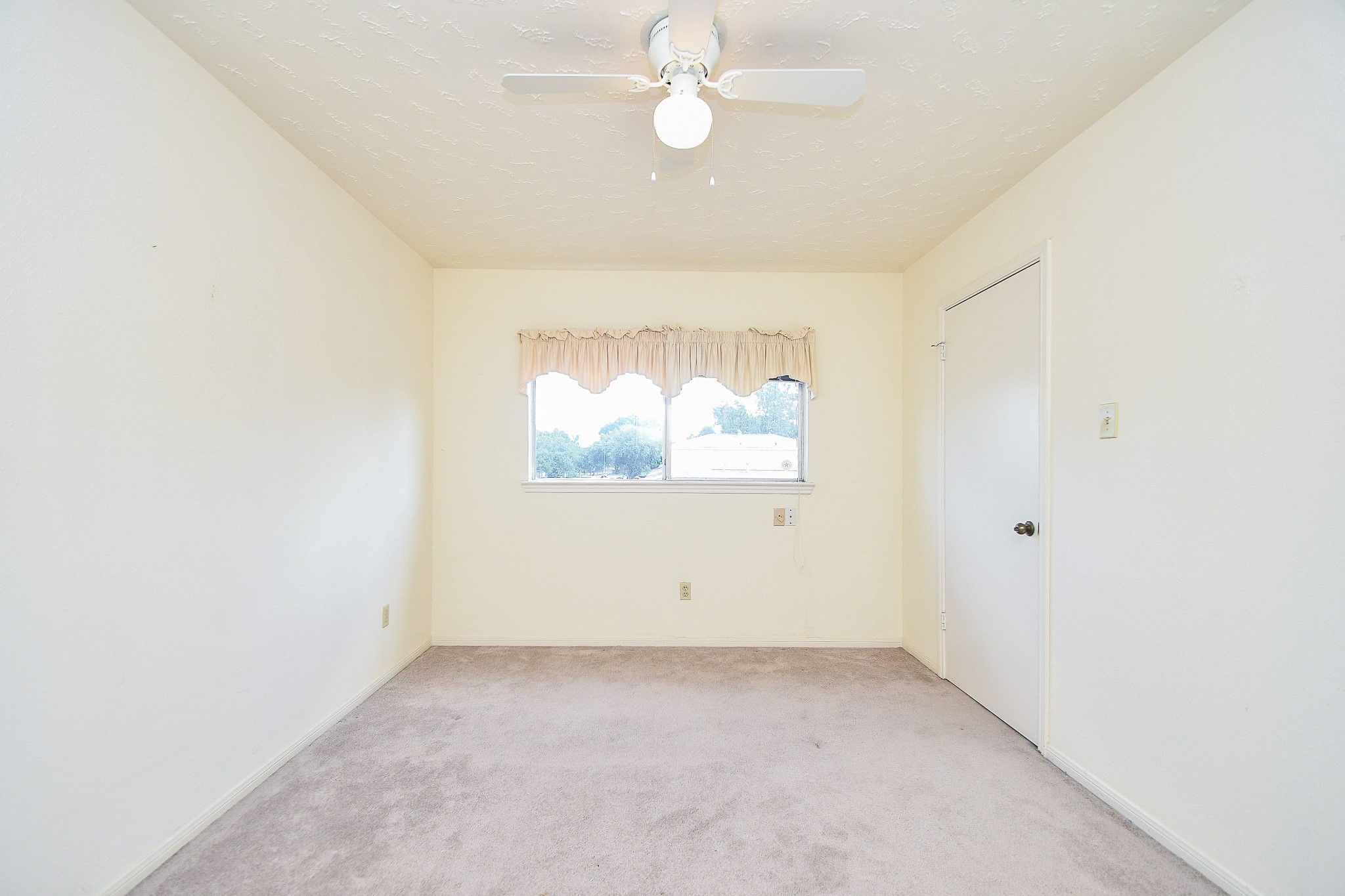 8323 East Ridge Drive Houston, TX 77040 - Photo 20 of 31 an empty room with windows