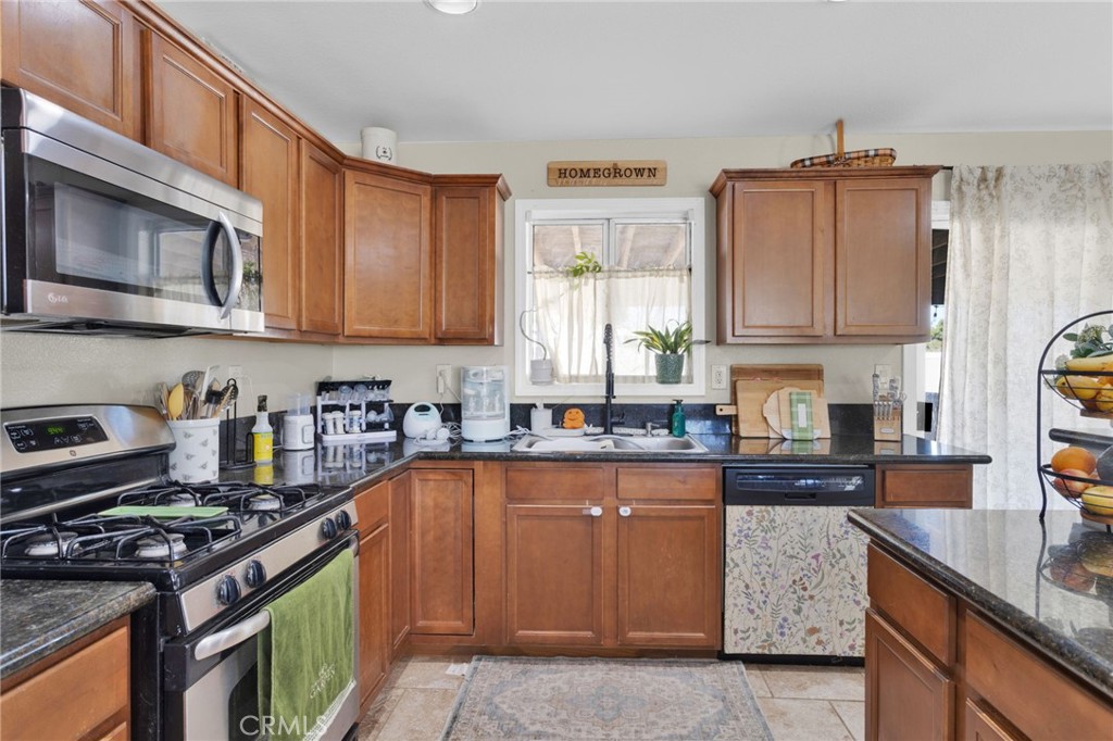 16654 Pawnee Road Apple Valley, CA 92307 - Photo 16 of 42