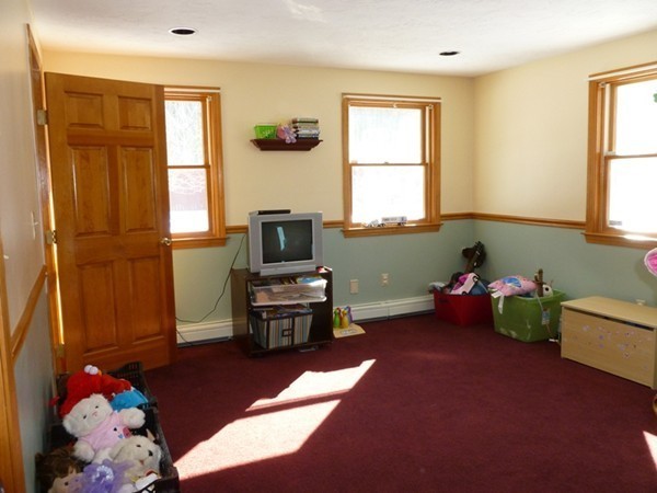 160 State Road Phillipston, MA 01331 - Photo 10 of 30 a livingroom with window
