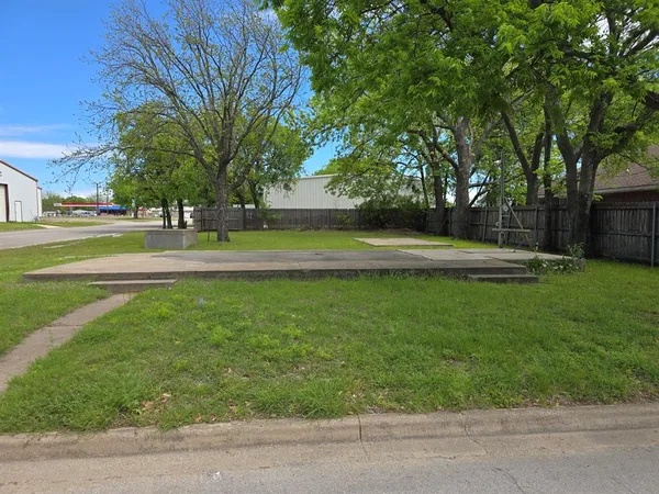 $174,999 | 811 Hillsboro Street, Cleburne, TX 76033