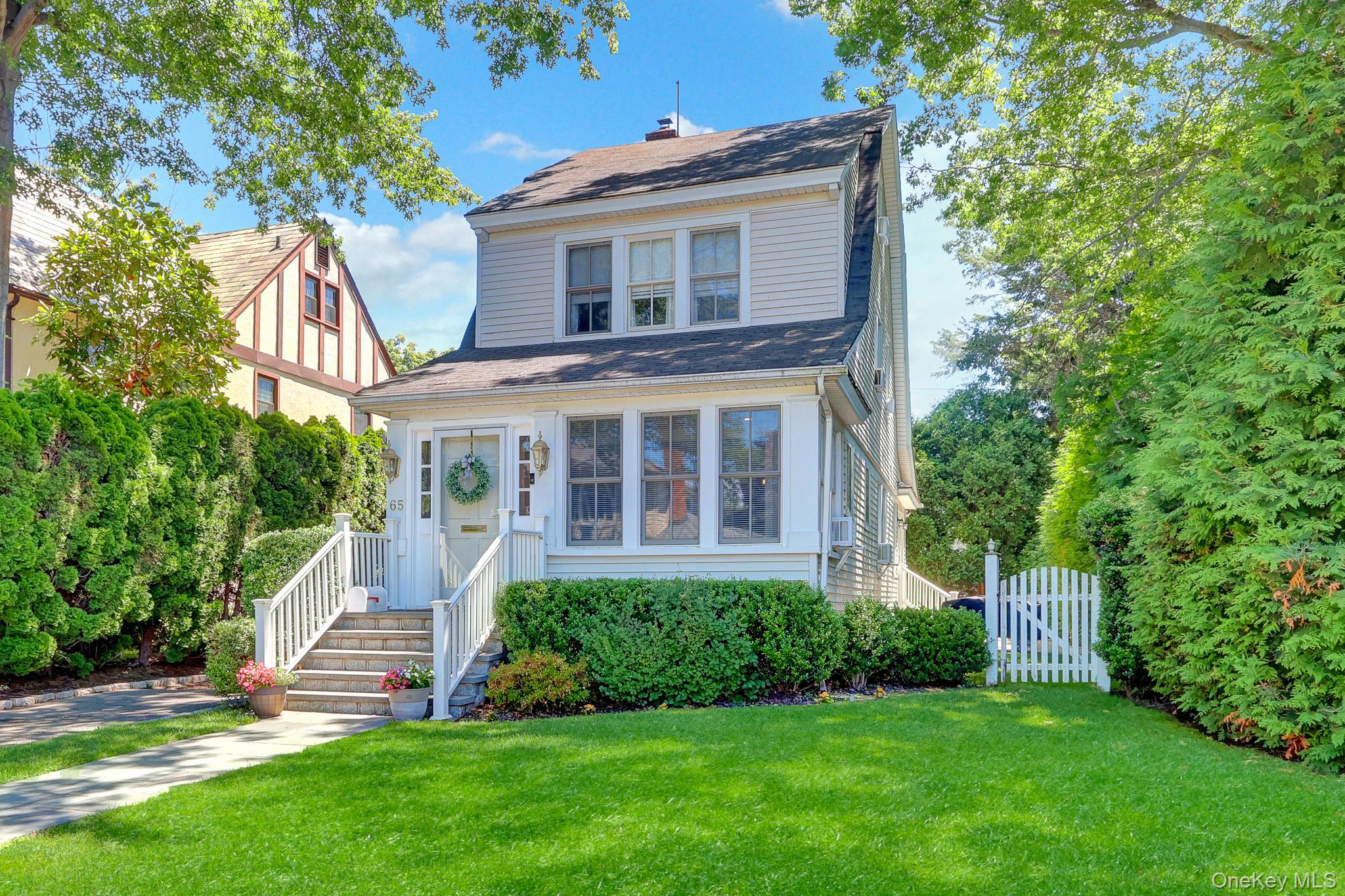 65 Roxbury Road Garden City, NY 11530 - Photo 3 of 39