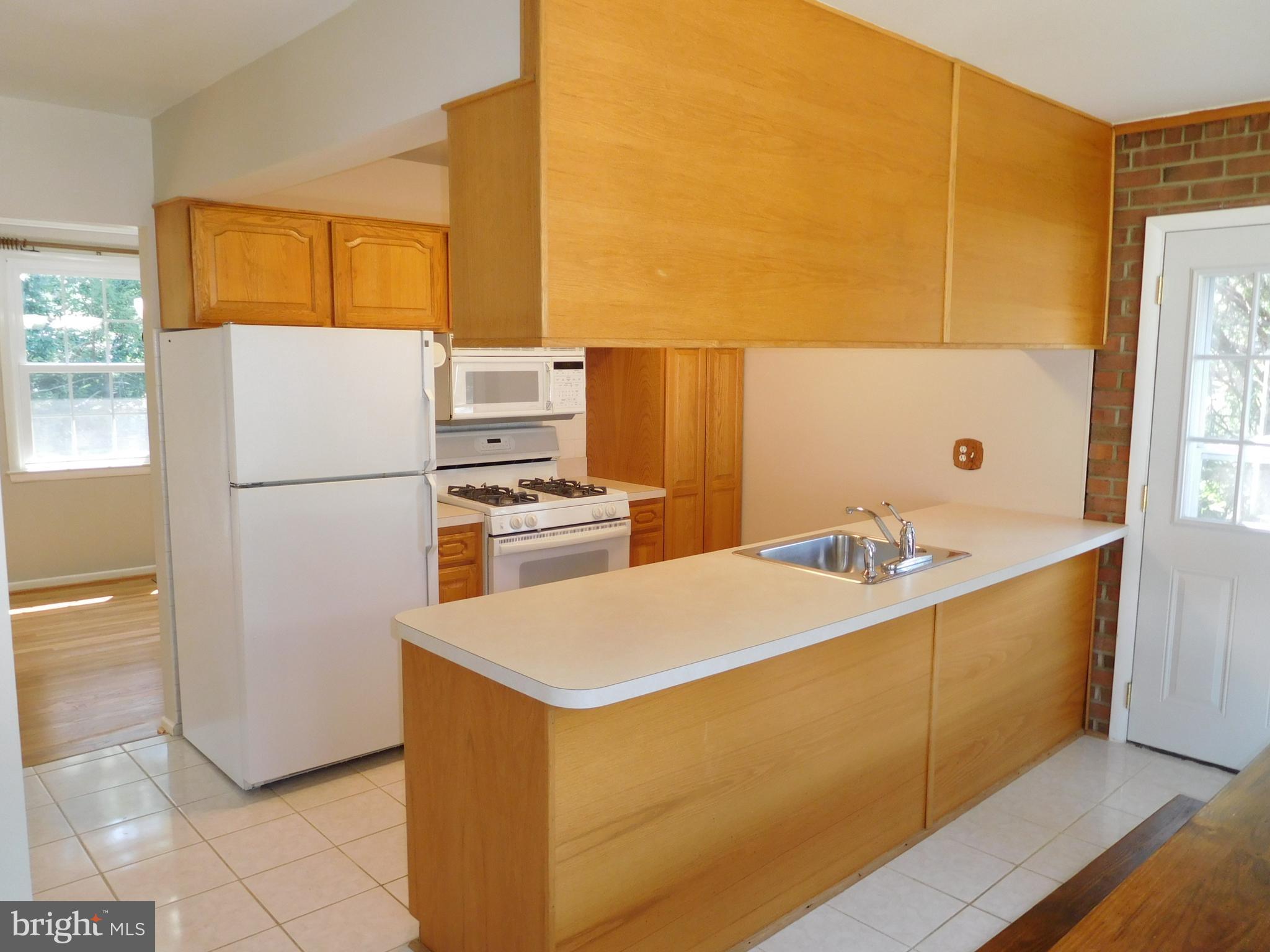 6211 Wayles Street Springfield, VA 22150 - Photo 8 of 30 Kitchen