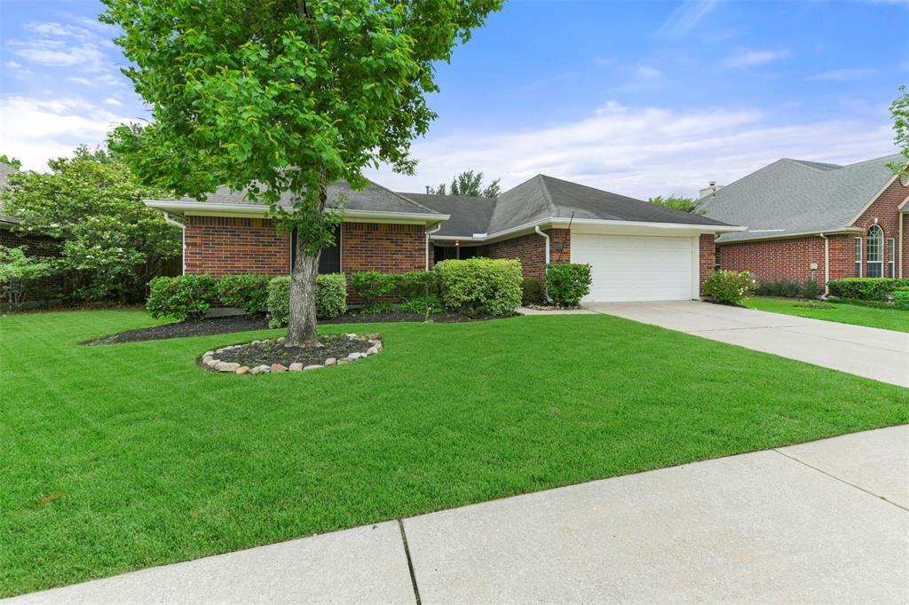 Welcome to 2914 Kensington Park Drive - an adorable 1-story home in Pearland's east end, located minutes from the Pearland Parkway shopping district, exemplary schools, and so much more!