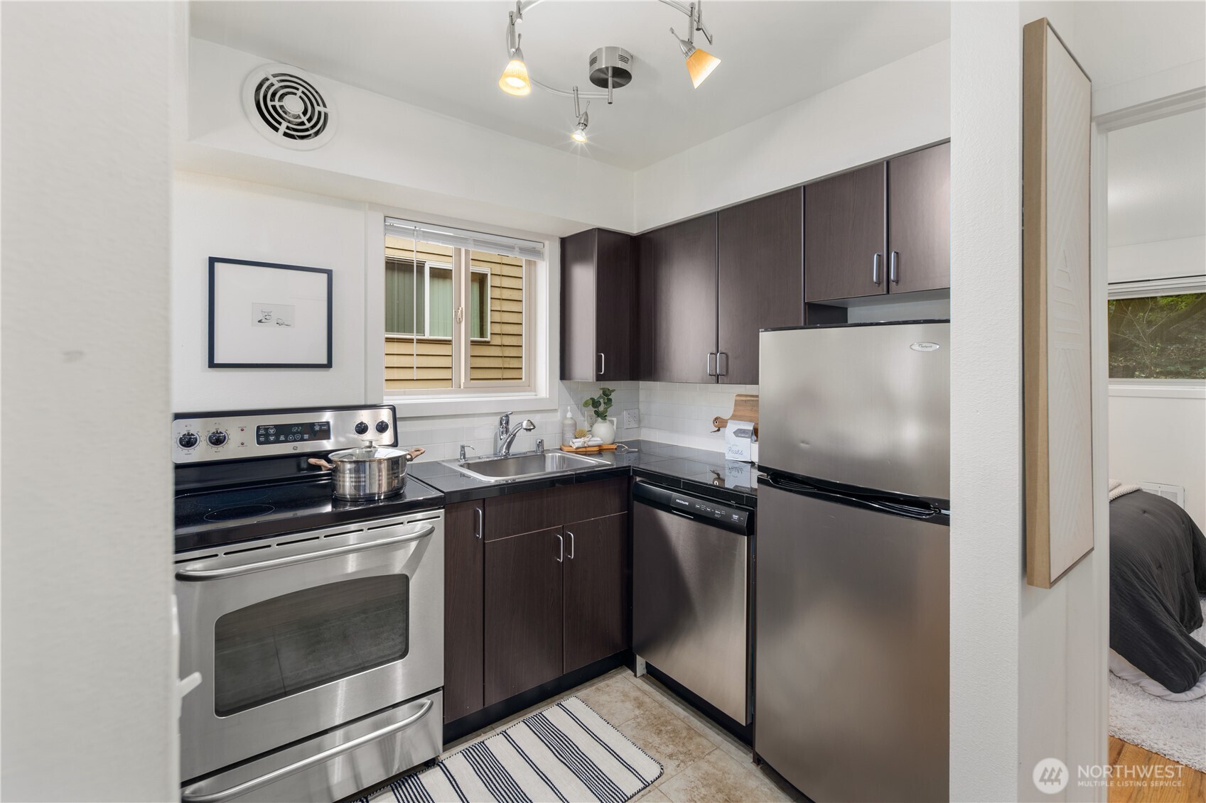 7106 California Avenue Southwest, Unit 101 Seattle, WA 98136 - Photo 7 of 17