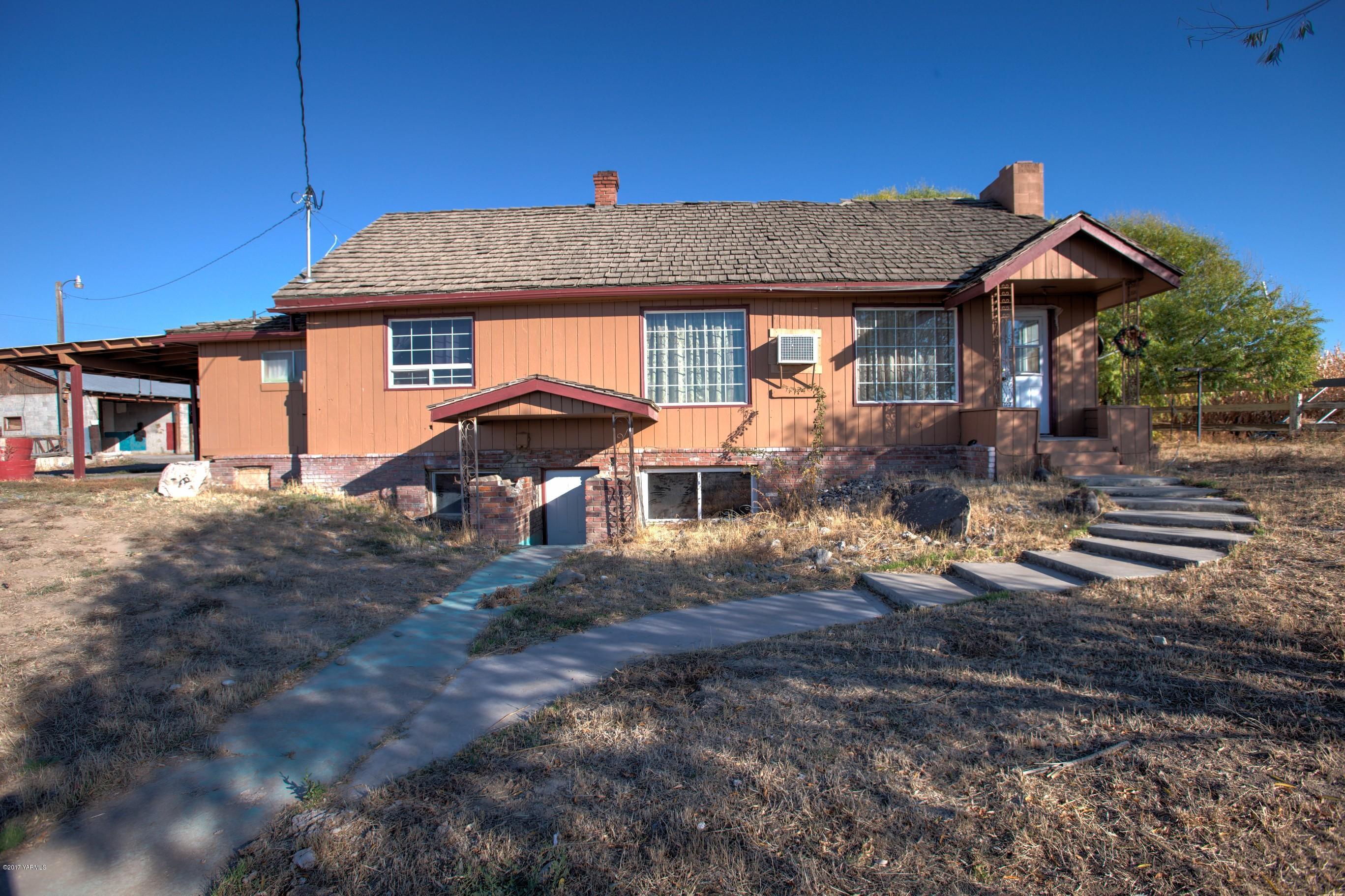 2771 Fordyce Road Sunnyside, WA 98944 - Photo 1 of 21 a front view of a house with a yard