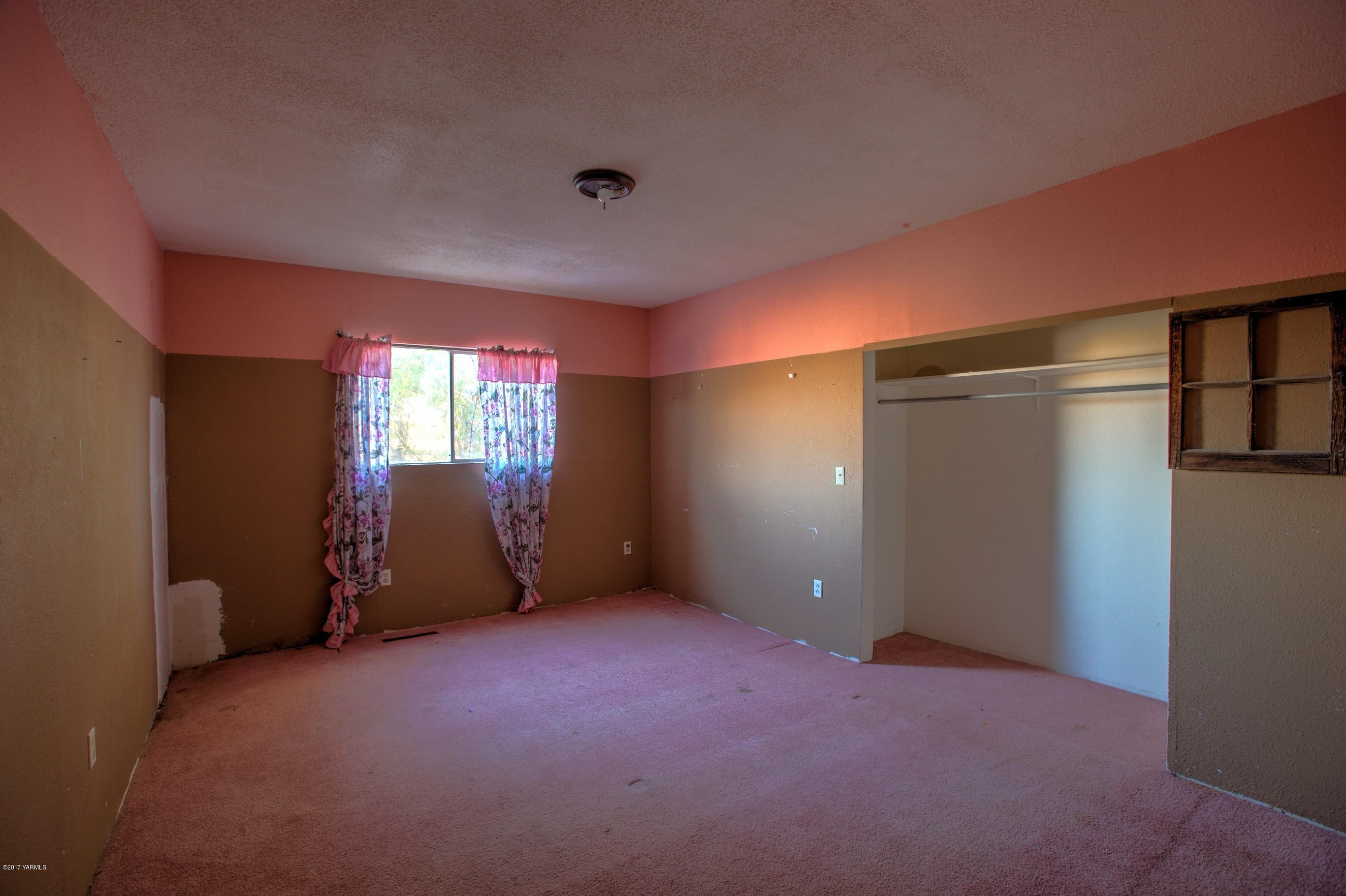 2771 Fordyce Road Sunnyside, WA 98944 - Photo 11 of 21 an empty room with windows and closet