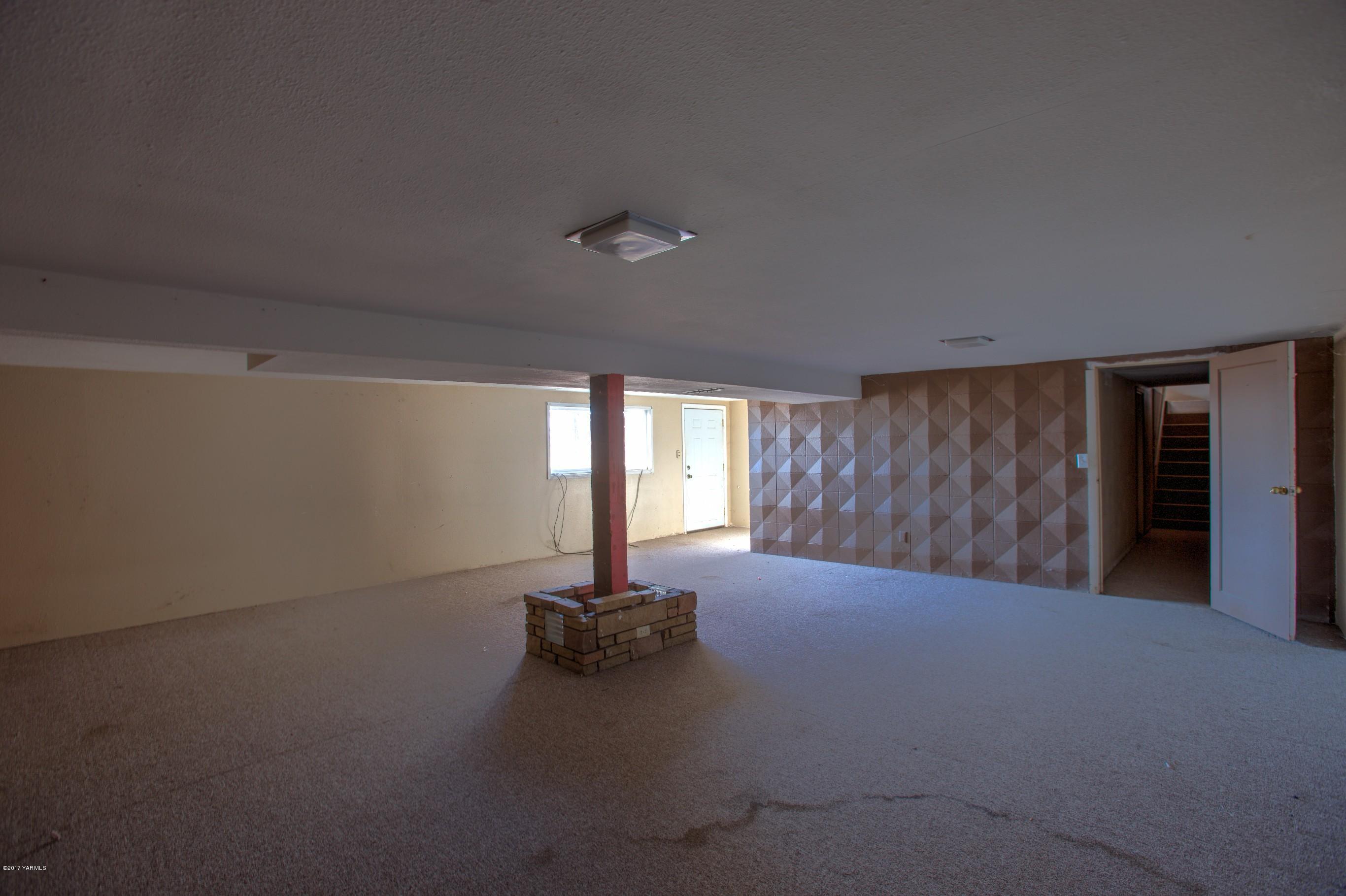 2771 Fordyce Road Sunnyside, WA 98944 - Photo 14 of 21 a living room with a bed furniture and a large window