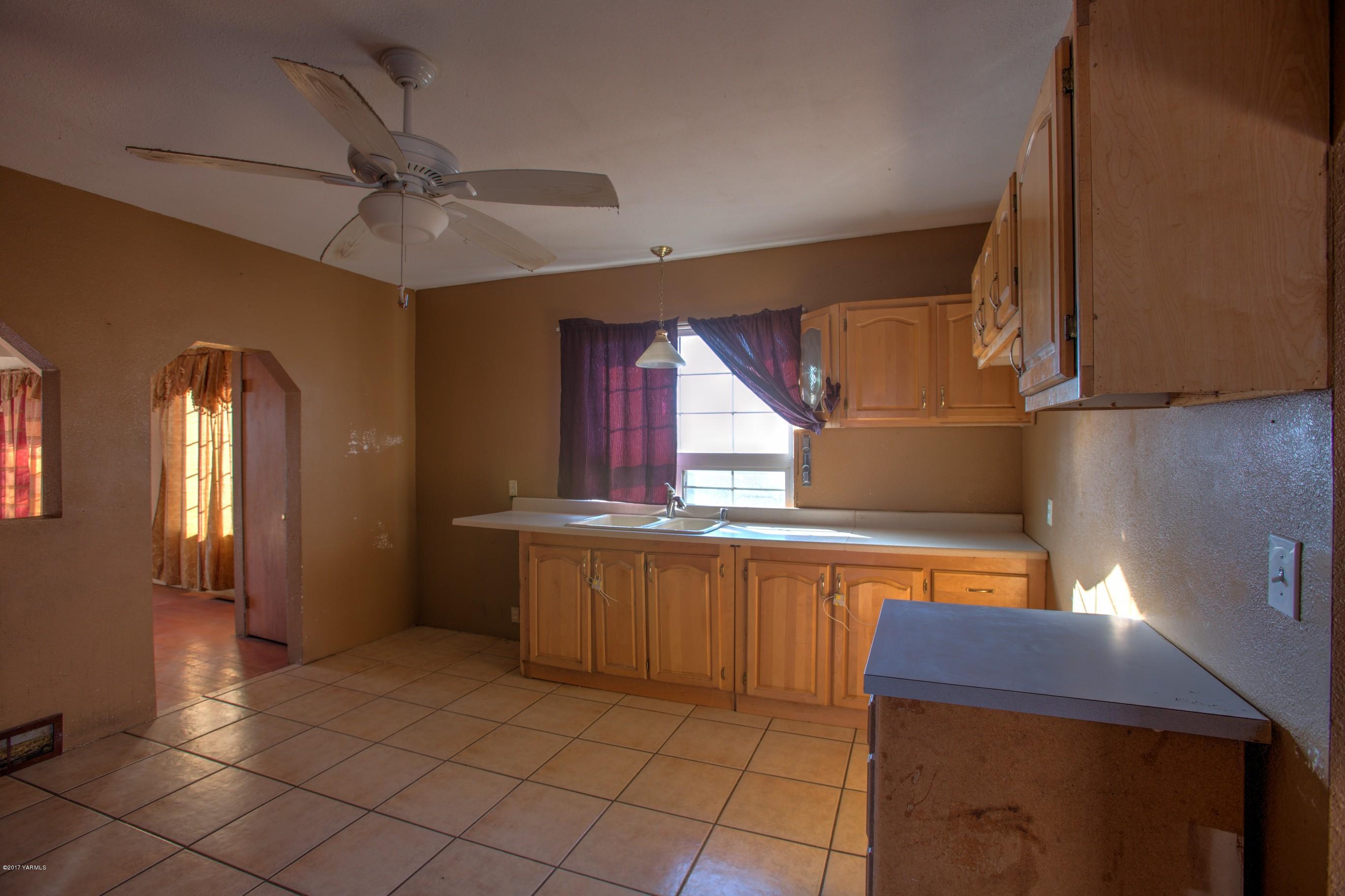 2771 Fordyce Road Sunnyside, WA 98944 - Photo 15 of 21 a view of a kitchen with a sink and a window