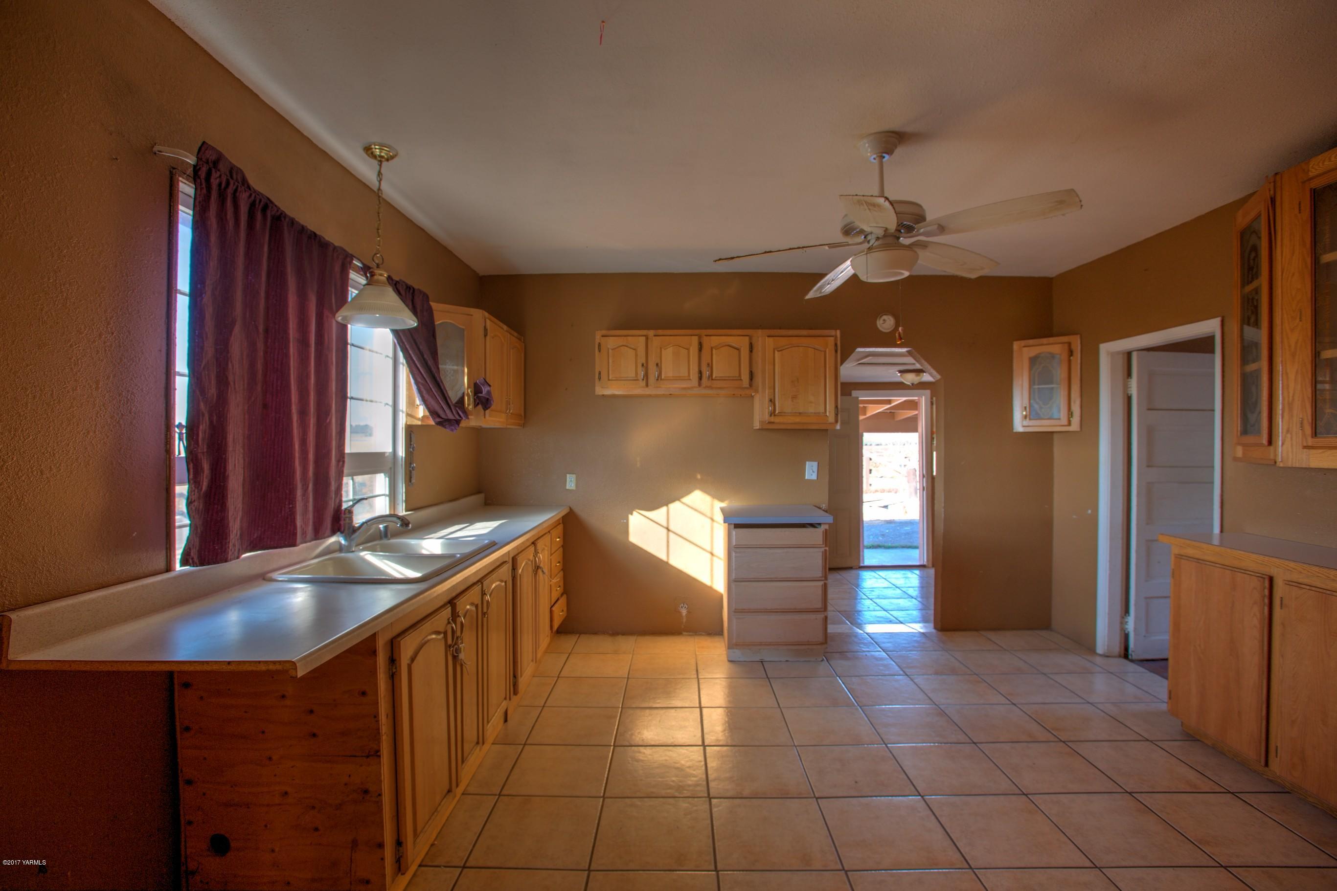 2771 Fordyce Road Sunnyside, WA 98944 - Photo 17 of 21 a view of entryway and kitchen